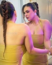 Sensational Neha Malik Cleavage in a Gold Halter Neck Bodycon Midi Dress Photos 02