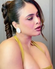 Sensational Neha Malik Cleavage in a Gold Halter Neck Bodycon Midi Dress Photos 05