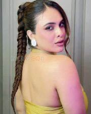 Sensational Neha Malik Cleavage in a Gold Halter Neck Bodycon Midi Dress Photos 07