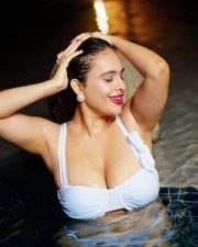 Sensuous Neha Malik Busty Cleavage in a White Strapless Swimsuit Bikini Photos 08