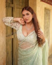 Sensuous Neha Malik Cleavage in a Mint Green Embroidered Saree Photos 02