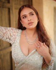 Sensuous Neha Malik Cleavage in a Mint Green Embroidered Saree Photos 04