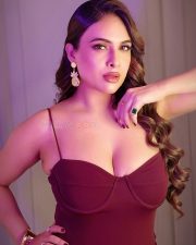 Sultry Neha Malik Cleavage in a Maroon Ruched Bodycon Mermaid Dress Photos 02