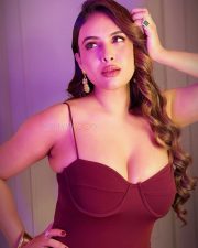 Sultry Neha Malik Cleavage in a Maroon Ruched Bodycon Mermaid Dress Photos 10