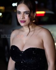 Tempting Neha Malik Cleavage in a Black Sequin Strapless Dress Photos 01