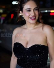 Tempting Neha Malik Cleavage in a Black Sequin Strapless Dress Photos 02