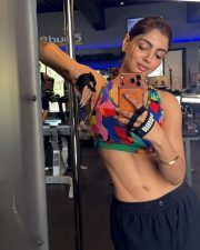 Actress Akanksha Puri in a Gym Mirror Selfie in a PUMA Multicolored Printed Sports Bra and Black Workout Bottoms Pictures 01