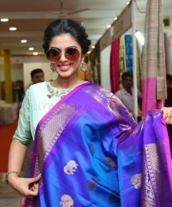 Actress Siddhi Idnani At Silk India Expo Inauguration At Secunderabad Photos 05