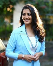 Actress Varalaxmi Sarathkumar at Yashoda Movie Interview Photos 02