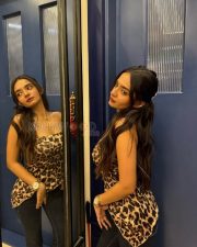 Alluring Actress Anushka Sen in a Leopard Print Backless Corset Top And Black Jeans Photos 04