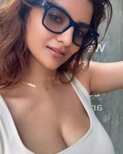 Alluring Anveshi Jain Cleavage in a White Deep Neck Tank Top Photos 03 Alluring Anveshi Jain Cleavage in a White Deep Neck Tank Top Photos 03