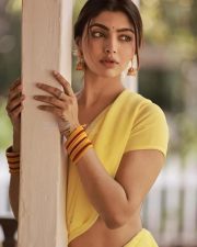 Attractive Heroine Akanksha Puri in a Simple Plain Yellow Saree with a Matching Yellow Short Sleeved Blouse Pictures 03
