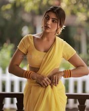 Attractive Heroine Akanksha Puri in a Simple Plain Yellow Saree with a Matching Yellow Short Sleeved Blouse Pictures 04