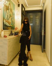 Beautiful Anushka Sen in a Black High Neck Sleeveless Body Hugging Dress Photos 08 Beautiful Anushka Sen in a Black High Neck Sleeveless Body Hugging Dress Photos 08