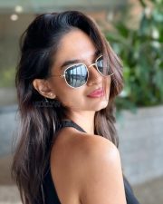 Beautiful Anushka Sen in a Sleevless Black Knitted Crop Top and Green Trouser Pictures 01