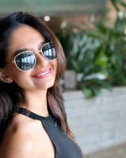 Beautiful Anushka Sen in a Sleevless Black Knitted Crop Top and Green Trouser Pictures 02
