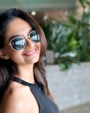 Beautiful Anushka Sen in a Sleevless Black Knitted Crop Top and Green Trouser Pictures 02