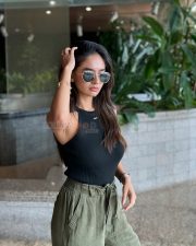 Beautiful Anushka Sen in a Sleevless Black Knitted Crop Top and Green Trouser Pictures 04