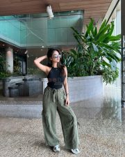 Beautiful Anushka Sen in a Sleevless Black Knitted Crop Top and Green Trouser Pictures 05