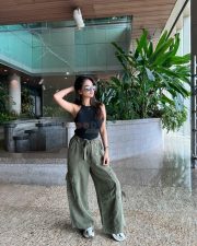 Beautiful Anushka Sen in a Sleevless Black Knitted Crop Top and Green Trouser Pictures 05