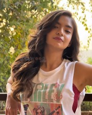 Beautiful Teen Sensation Anushka Sen in a Sleeveless TShirt Pictures 03