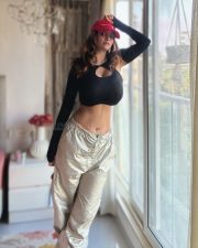 Big Breasted Anveshi Jain Navel in a Black Full Sleeve Crop Top Photos 01