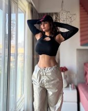 Big Breasted Anveshi Jain Navel in a Black Full Sleeve Crop Top Photos 02