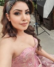 Bollywood Actress Komal Jha Behind the Scenes Photos 08
