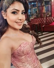 Bollywood Actress Komal Jha Behind the Scenes Photos 10