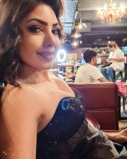 Bollywood Actress Komal Jha Behind the Scenes Photos 11