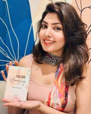 Bollywood Actress Komal Jha Behind the Scenes Photos 16