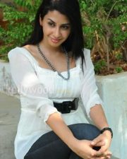 Gayatri Iyer Sexy Pictures 01
