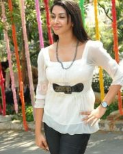 Gayatri Iyer Sexy Pictures 11