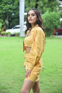 Heroine Divyansha Kaushik at Ramarao On Duty Movie Interview Photos 13