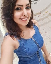 Hottie weds Naughty Actress Komal Jha Sexy Stills 21