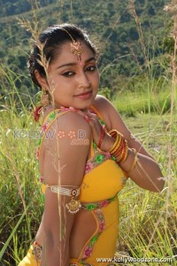 Madhavanum Malarvizhiyum Heroine Sija Rose Photos 01