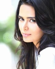 Meenakshi Dixit Sexy New Photoshoot 14