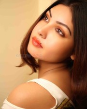 Monagadu Actress Komal Jha Sexy Candid Stills 31