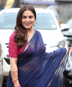 Rocky Aur Rani Ki Prem Kahani Actress Shraddha Arya in a Transparent Blue Saree Cleavage Photos 03