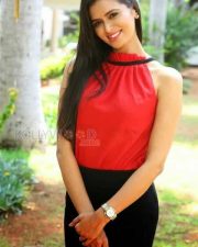 Sexy Actress Meenakshi Dixit Stills 02