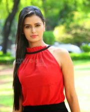 Sexy Actress Meenakshi Dixit Stills 03