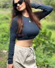 Sexy Anushka Sen Navel in a Casual Long Sleeve Crop Top Picture 01