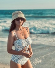 Sexy Anushka Sen in a Swimsuit Bikini Photo 01