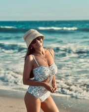 Sexy Hot Anushka Sen in a White Floral Printed Monokini Swimsuit Pictures 04