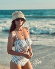 Sexy Hot Anushka Sen in a White Floral Printed Monokini Swimsuit Pictures 05
