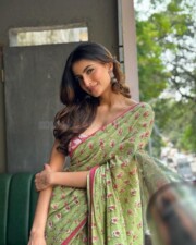Sexy Palak Tiwari in a Floral Pistachio Green Saree Photos 02