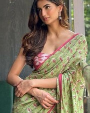 Sexy Palak Tiwari in a Green Linen Embroidered Saree Pictures 02