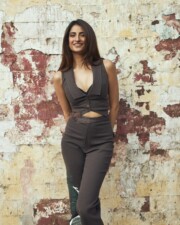 Sexy and Stylish Palak Tiwari in a Hot Sleeveless Crop Top and Pants Photos 01