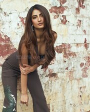Sexy and Stylish Palak Tiwari in a Hot Sleeveless Crop Top and Pants Photos 03