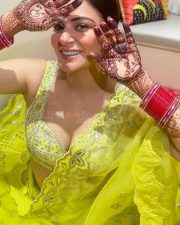 Shraddha Arya in a Green Saree Mehendi Cleavage Photos 02
